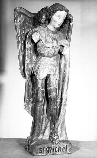 Statue en calcaire polychromé : saint Michel