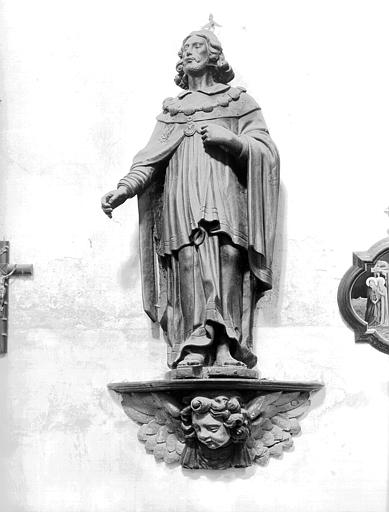 Statue de la deuxième chapelle sud : Ecclésiastique portant le  collier de saint Michel