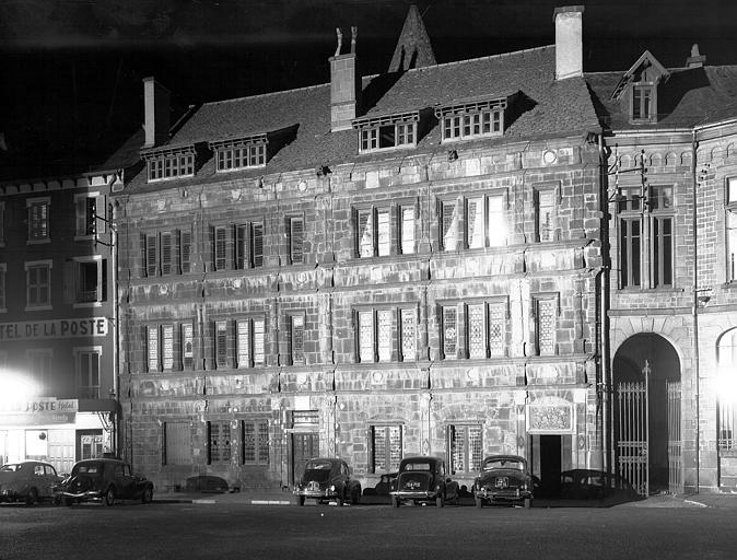 Façade sur rue illuminée