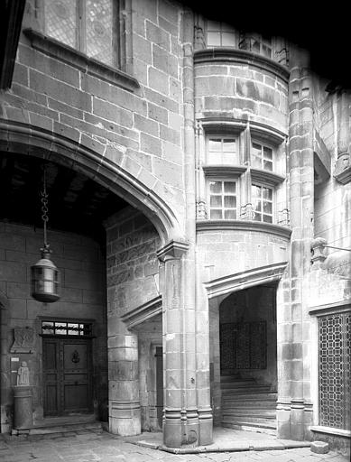 Cour : angle de la tourelle d'escalier