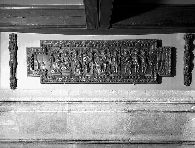 Bandeau de la cheminée située dans la grande salle du  rez-de-chaussée, bas-relief en bois : Jugement de Salomon