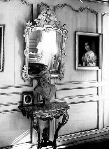 Glace en bois doré d'époque Louis XV et console en bois doré et  marbre rose d'époque Louis XVI, situés dans la chambre du premier  étage