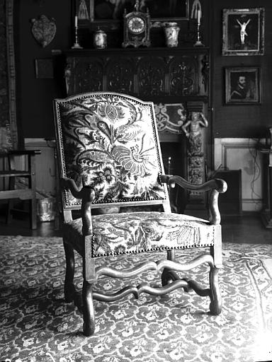 Salle des Consuls : fauteuil garni de tapisserie, époque Louis XIII