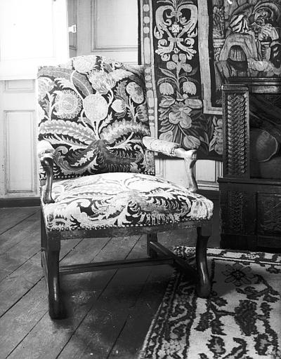 Salle des Consuls : fauteuil garni de tapisserie, époque Louis XIII