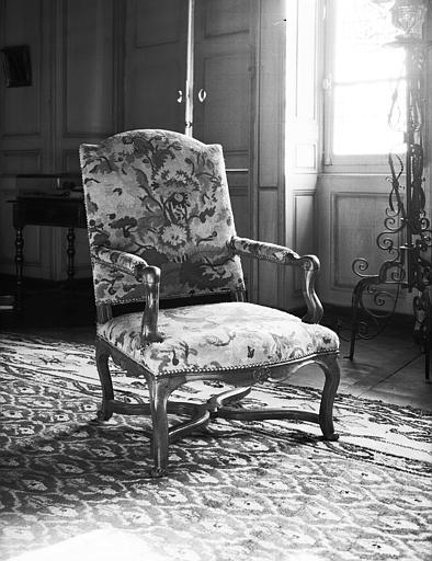 Salle des Consuls : fauteuil garni de tapisserie, époque Louis XIII