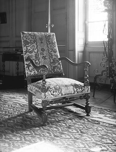 Salle des Consuls : fauteuil garni de tapisserie, époque Louis XIII