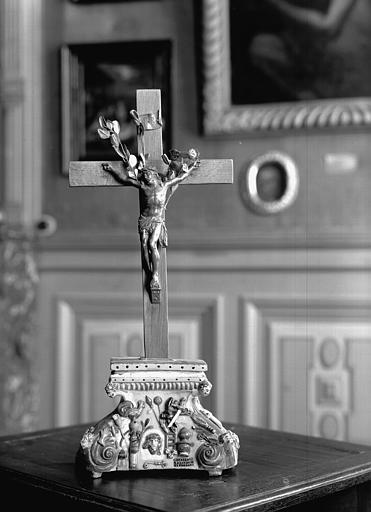 Oratoire : croix d'autel en bois avec socle sculpté