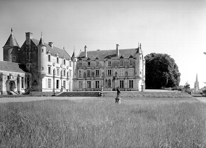 Façades en équerre sur le cour d'honneur