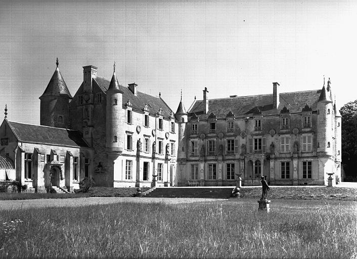 Façades en équerre sur le cour d'honneur