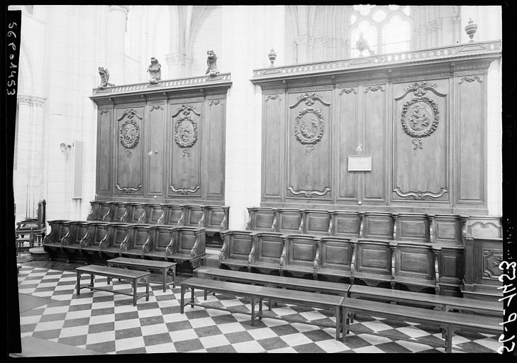 Intérieur : stalles du choeur en bois sculpté, côté nord