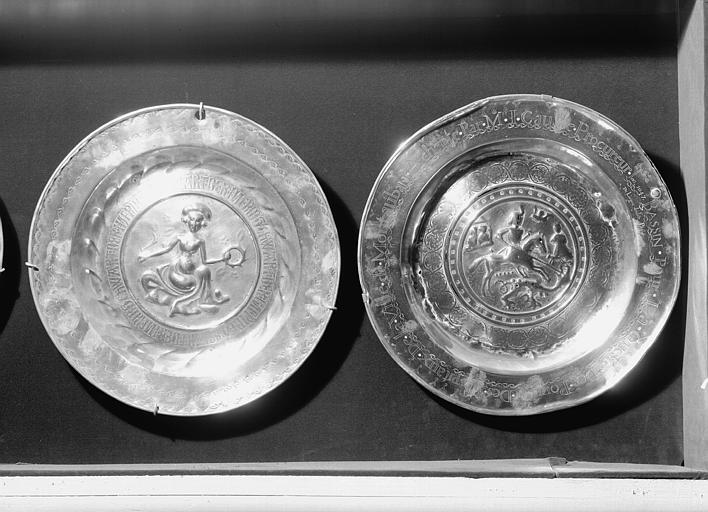 Deux plats de quête en cuivre repoussé dont un avec saint Georges