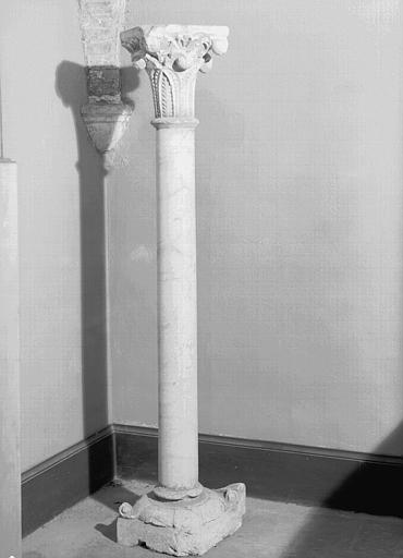 Chapiteau à crochets en pierre et colonnette en marbre blanc, provenant de Grandselve - © Ministère de la Culture (France), Médiathèque du patrimoine et de la photographie, diffusion RMN-GP