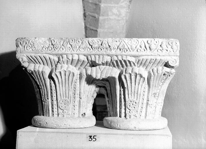 Chapiteau geminé en pierre à décor végétal stylisé, provenant de  Grandselve - © Ministère de la Culture (France), Médiathèque du patrimoine et de la photographie, diffusion RMN-GP