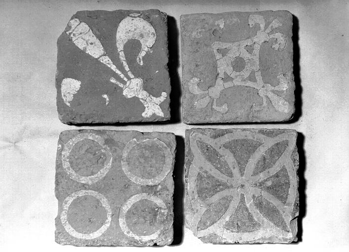 Carreaux de pavement en terre cuite incrustée jaune et rouge,  provenant de Grandselve - © Ministère de la Culture (France), Médiathèque du patrimoine et de la photographie, diffusion RMN-GP