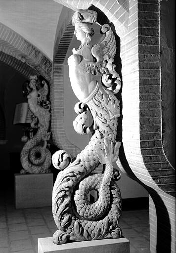 Jouée de stalles en bois sculpté : sirène ailée