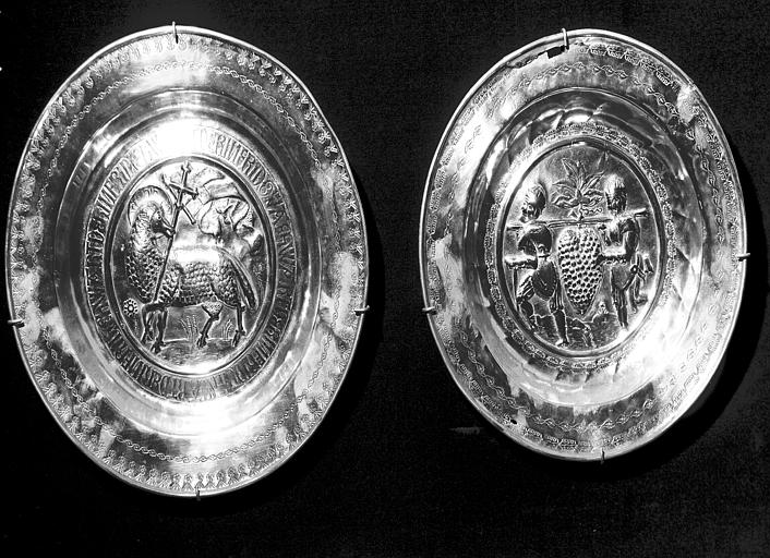 Deux plats de quête en cuivre repoussé provenant d'Allemagne : la  Grappe de Chanaan et l'Agneau crucifère - © Ministère de la Culture (France), Médiathèque du patrimoine et de la photographie, diffusion RMN-GP