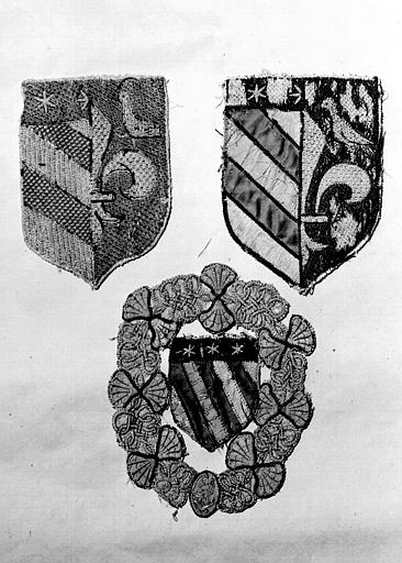 Trois écussons aux armes du Maréchal de Montpezat, soie et fils  d'or