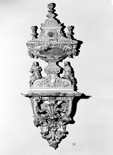 Reliquaire en bois sculpté et doré provenant de l'ancienne maison professe de Jésuites à Paris (lycée Charlemagne) - © Ministère de la Culture (France), Médiathèque du patrimoine et de la photographie, diffusion RMN-GP