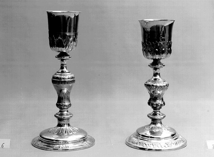 Calice en vermeil de 1768-1774 avec poinçons, oeuvre de Louis  Sanson à Toulouse (23) et calice en argent de la fin du 18e siècle  avec une coupe moderne (26)