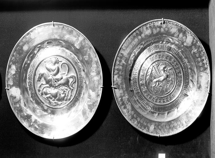 Plat de quète en cuivre repoussé travail allemand : saint Georges  (numéro 92) et Lion de saint Marc au centre (numéro 86)