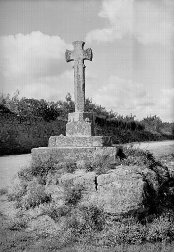 Croix située en face du cimetière