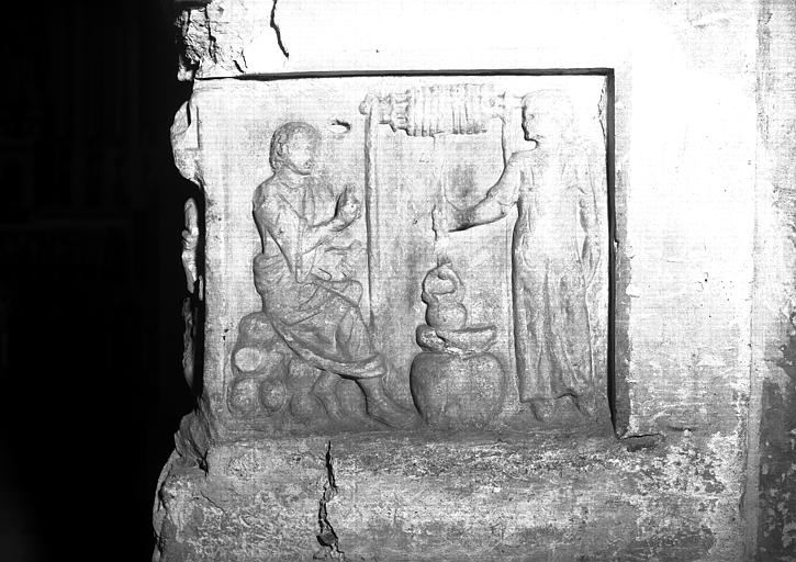 Bas-relief en pierre, fragment encastré sous la tribune : Christ  et la Samaritaine