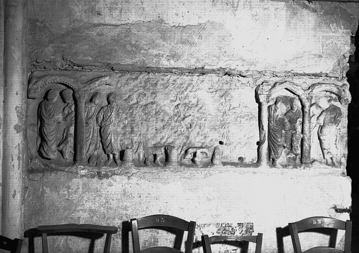 Devant de sarcophage en pierre encastré sous la tribune