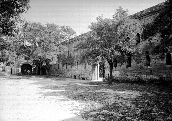 Cour intérieure, côté portail