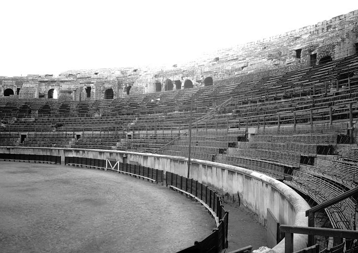 Une partie des gradins et de l'arène