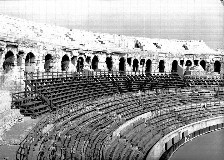 Une partie des gradins et de l'arène