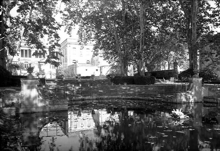 Pièce d'eau devant la façade principale