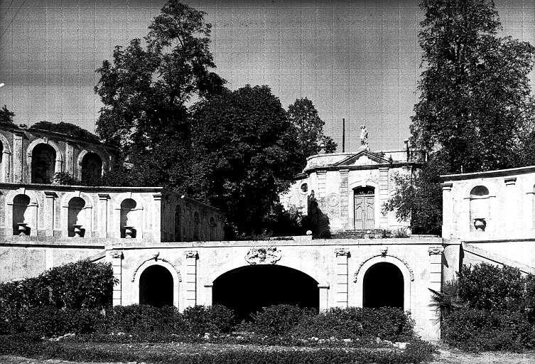 Château d'eau et chapelle