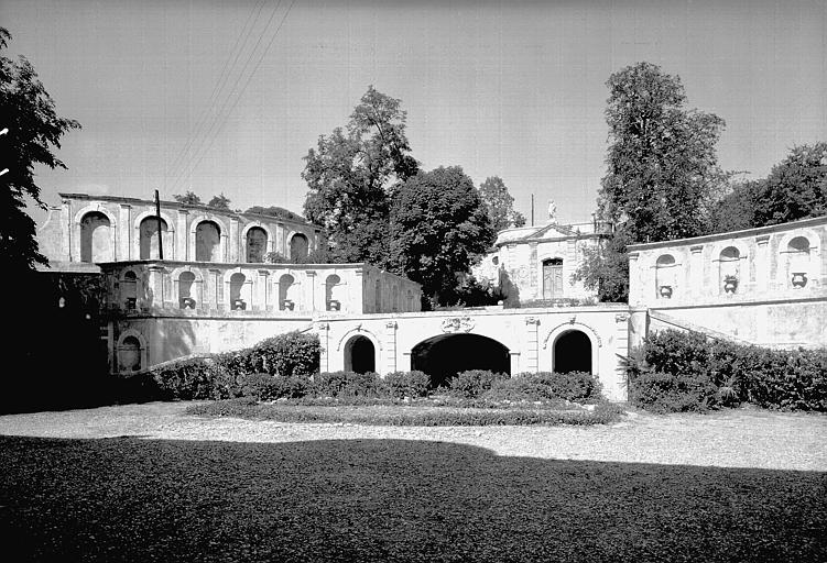 Château d'eau et chapelle