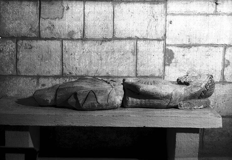 Statue de gisant située au croisillon sud