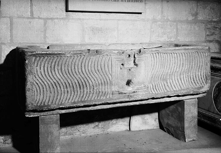 Sarcophage à stigiles situé dans la chapelle latérale nord