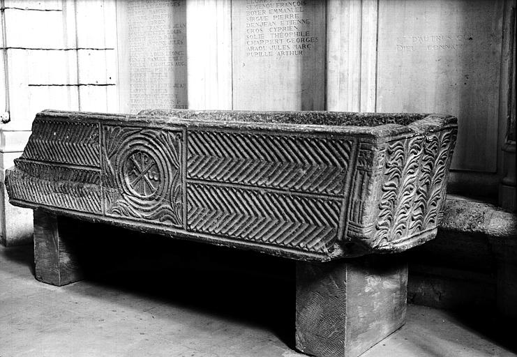 Sarcophage situé dans la chapelle latérale nord décoré d'un  chrisme et d'arêtes de poisson