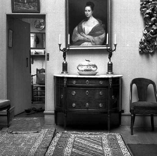 Intérieur, salon : commode et portrait