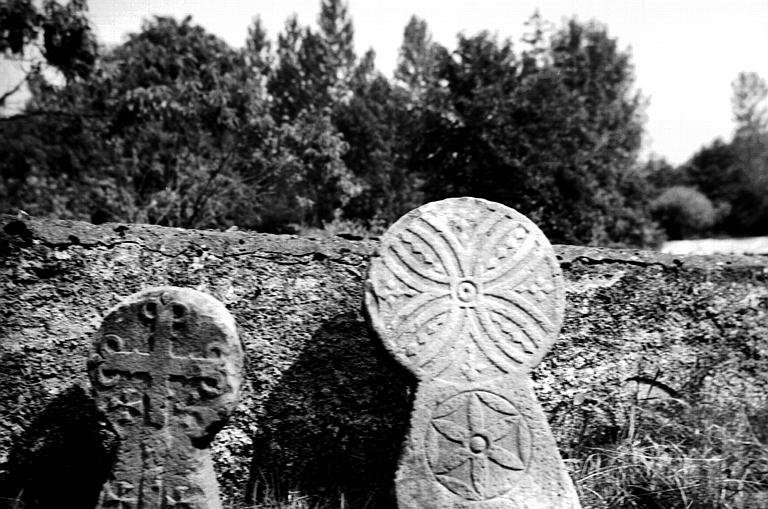 Revers de deux stèles tombales discoïdale en pierre sculptée