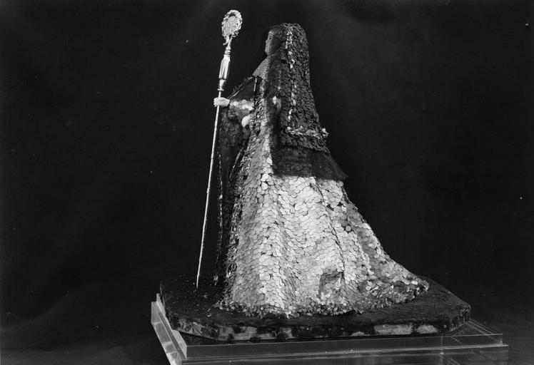 poupée représentant Madeleine Clotilde de la Bourdonnaye, abbesse de La Joie Notre-Dame, vue de dos - © Ministère de la Culture (France), Médiathèque du patrimoine et de la photographie (objets mobiliers), tous droits réservés