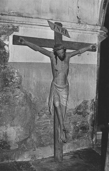 Statue : Christ en croix, vue générale