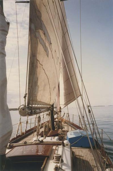 bateau de croisière (ketch) yacht à voiles, dit Khayyam, vue partielle