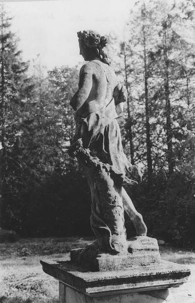 statue  : nymphe, vue générale