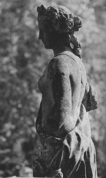 statue  : nymphe, vue partielle