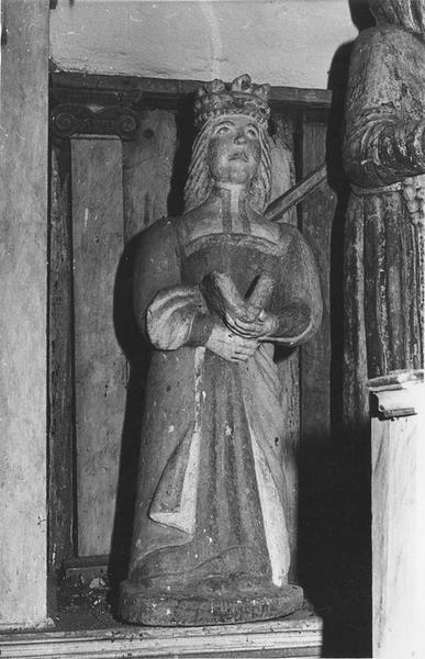 statue : sainte reine au livre, vue générale