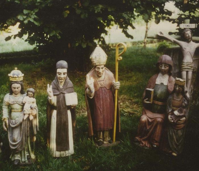 statues diverses : Vierge à l'enfant, saint moine, saint évêque, Christ en croix ; groupe sculpé : sainte Anne, la Vierge et l'enfant Jésus, vue générale