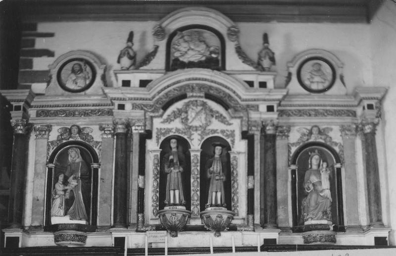 retable, statues : saint Côme, saint Damien, Notre-Dame de bon-Secours, groupe sculpté : sainte Anne et la Vierge, vue générale - © Ministère de la Culture (France), Médiathèque du patrimoine et de la photographie (objets mobiliers), tous droits réservés