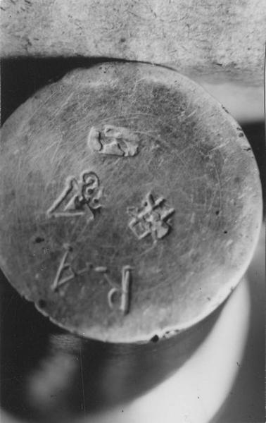 ampoule aux saintes huiles, détail des poinçons - © Ministère de la Culture (France), Médiathèque du patrimoine et de la photographie (objets mobiliers), tous droits réservés