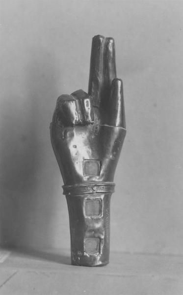 reliquaire morphologique (main-reliquaire) de saint Guillaume, vue générale - © Ministère de la Culture (France), Médiathèque du patrimoine et de la photographie (objets mobiliers), tous droits réservés