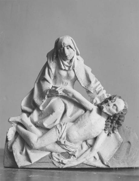 groupe sculpté : Vierge de Pitié, vue générale - © Ministère de la Culture (France), Médiathèque du patrimoine et de la photographie (objets mobiliers), tous droits réservés