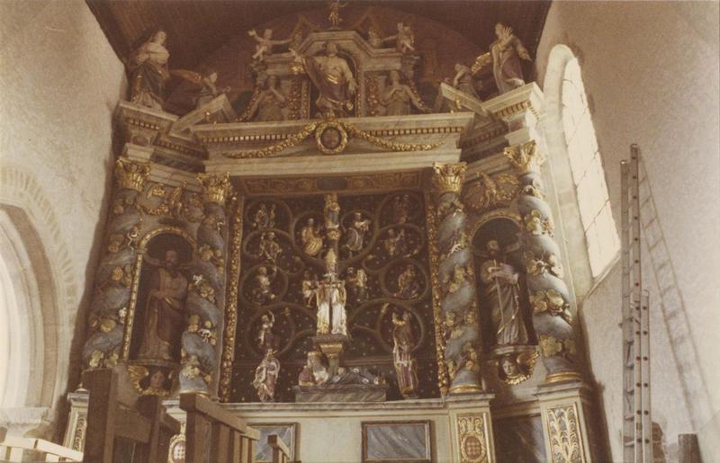 retable du maître-autel, haut-relief : arbre de Jessé (l'), statues  : Christ ressuscité (le), saint Pierre, saint Paul, angelots, vue générale - © Ministère de la Culture (France), Médiathèque du patrimoine et de la photographie (objets mobiliers), tous droits réservés